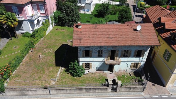 casa indipendente in vendita ad Angera
