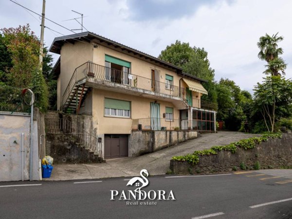 appartamento in vendita ad Angera in zona Barzola