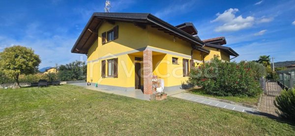 casa indipendente in vendita ad Angera
