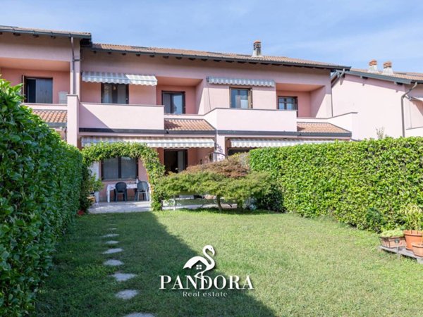 casa indipendente in vendita ad Angera