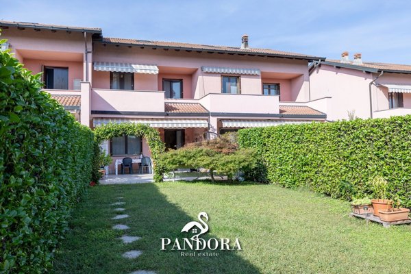 casa indipendente in vendita ad Angera