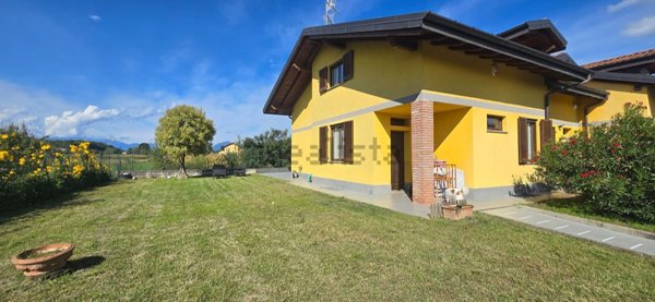 casa indipendente in vendita ad Angera
