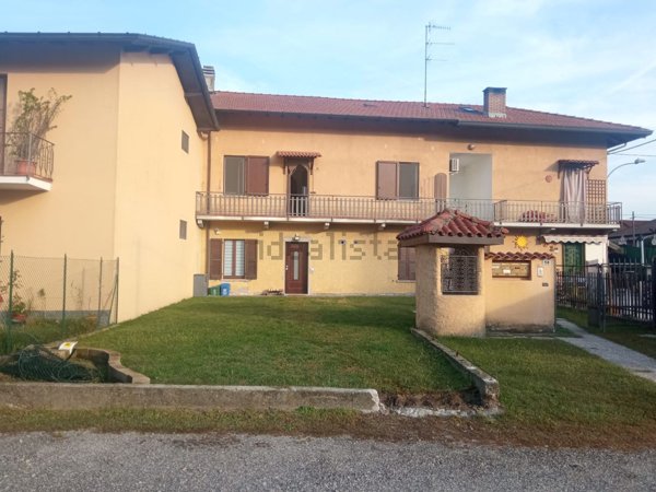 appartamento in vendita ad Angera