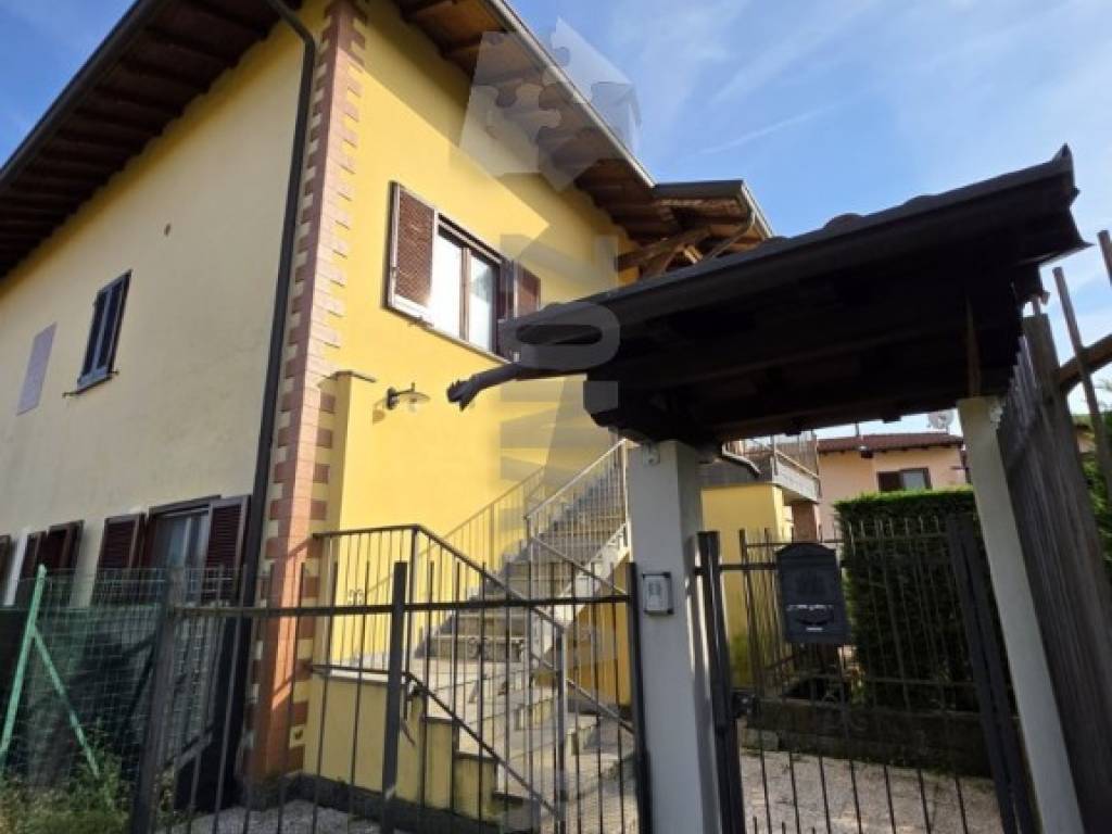 appartamento in vendita ad Angera