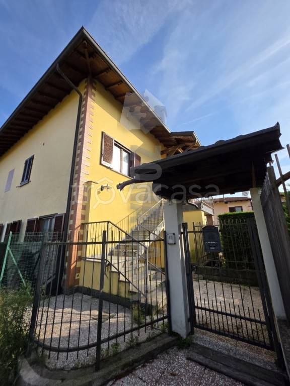appartamento in vendita ad Angera