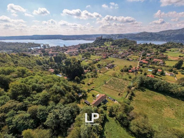 casa indipendente in vendita ad Angera