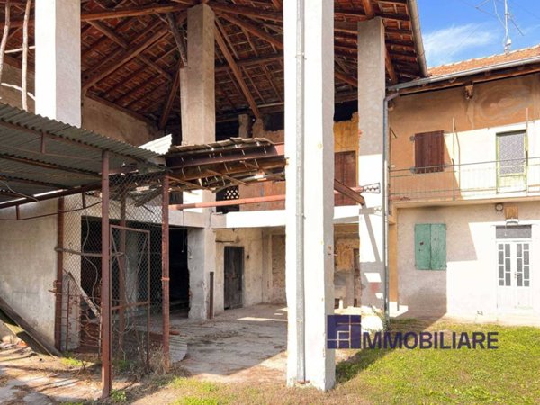 casa indipendente in vendita ad Angera in zona Barzola