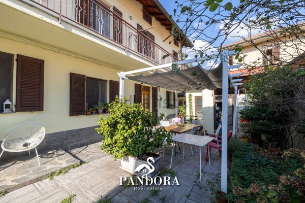 casa indipendente in vendita ad Angera