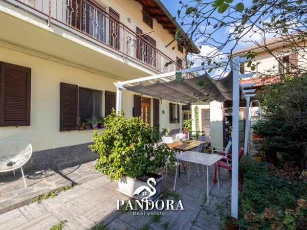 casa indipendente in vendita ad Angera
