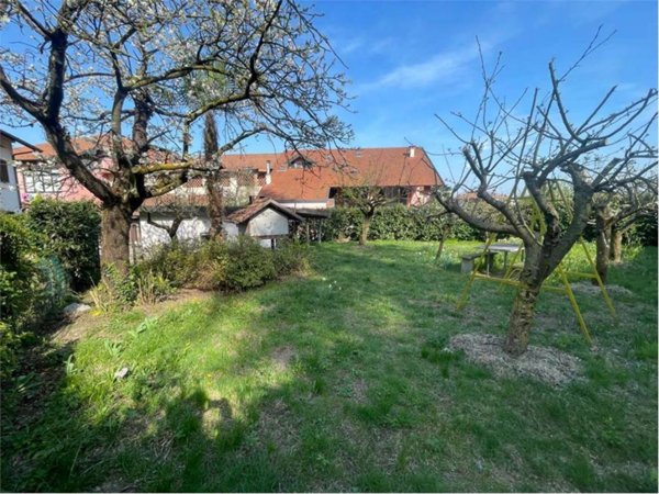 casa indipendente in vendita ad Angera