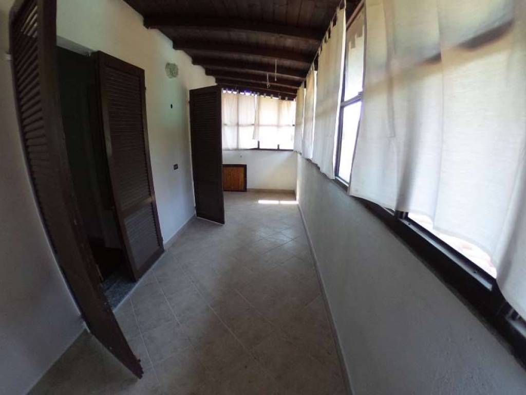 casa indipendente in vendita ad Angera