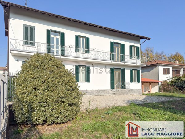 casa indipendente in vendita ad Angera