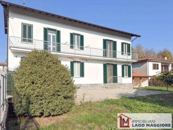 casa indipendente in vendita ad Angera