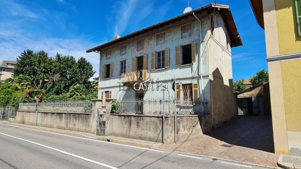 casa indipendente in vendita ad Angera