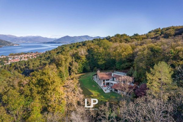 casa indipendente in vendita ad Angera