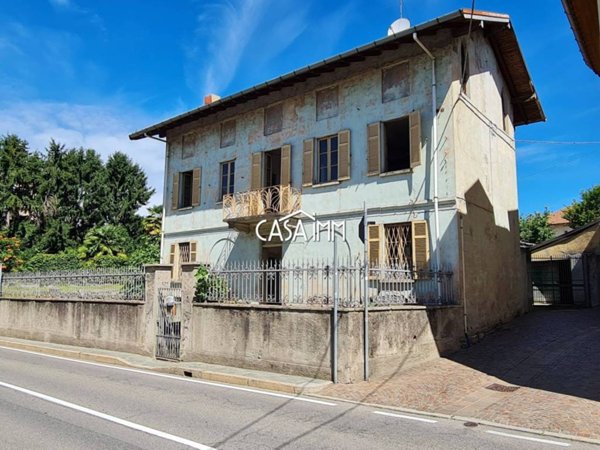 casa indipendente in vendita ad Angera