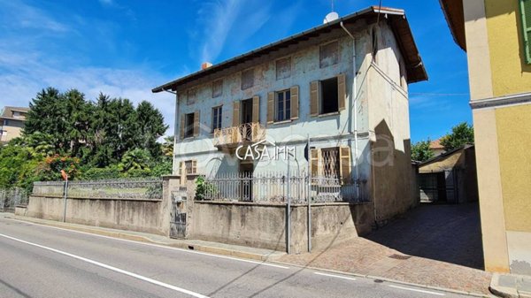 casa indipendente in vendita ad Angera