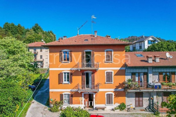 casa indipendente in vendita ad Angera