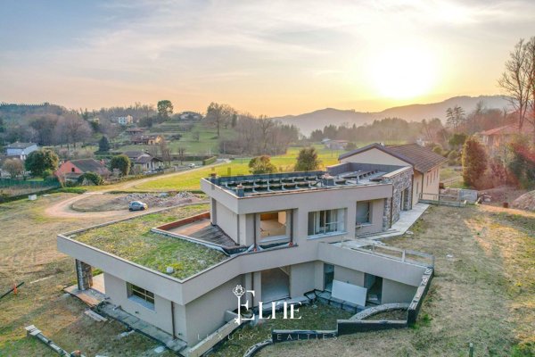 casa indipendente in vendita ad Angera