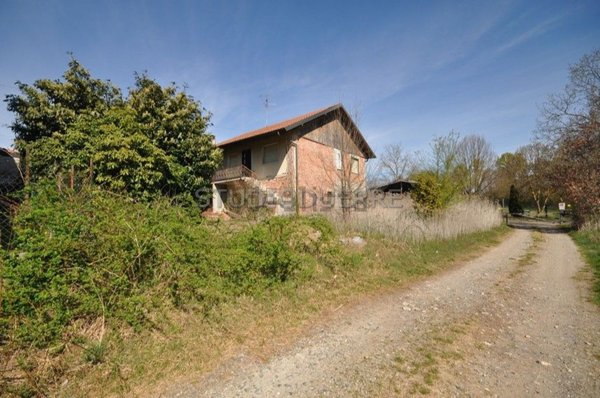 casa indipendente in vendita ad Angera