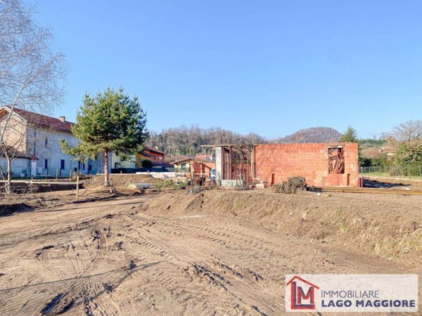 casa indipendente in vendita ad Angera