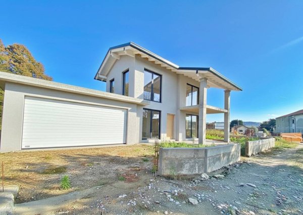 casa indipendente in vendita ad Angera