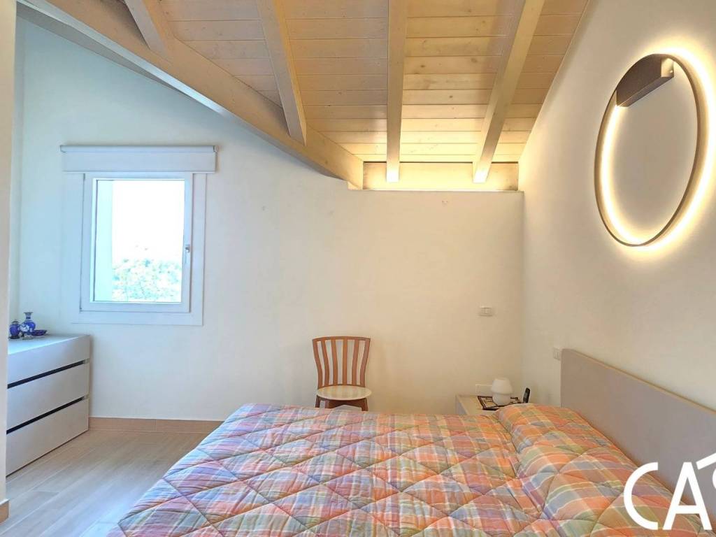 casa indipendente in vendita ad Angera in zona Capronno