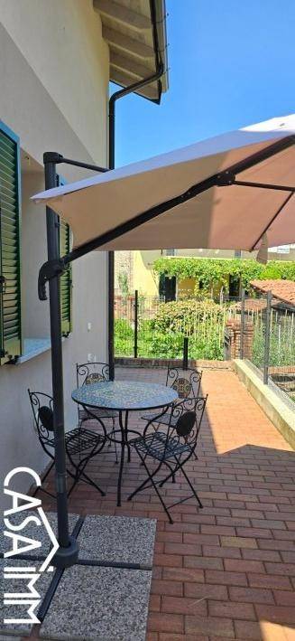 casa indipendente in vendita ad Angera in zona Capronno