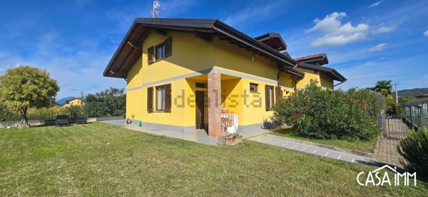 casa indipendente in vendita ad Angera
