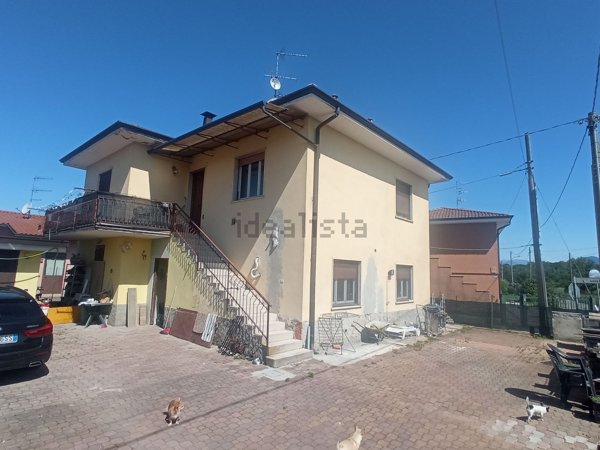 casa indipendente in vendita ad Angera