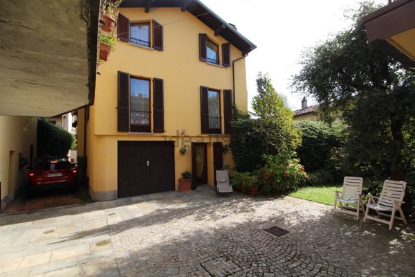 casa indipendente in vendita ad Angera