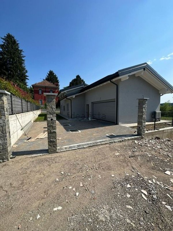 casa indipendente in vendita ad Angera