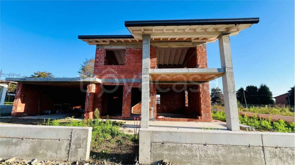 casa indipendente in vendita ad Angera