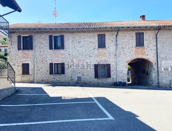 appartamento in vendita ad Angera in zona Capronno