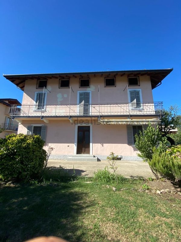 appartamento in vendita ad Angera