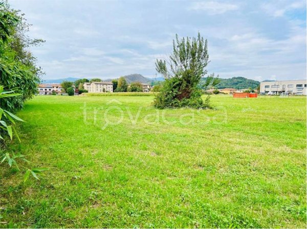 terreno edificabile in vendita ad Angera