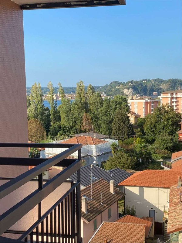 appartamento in vendita ad Angera