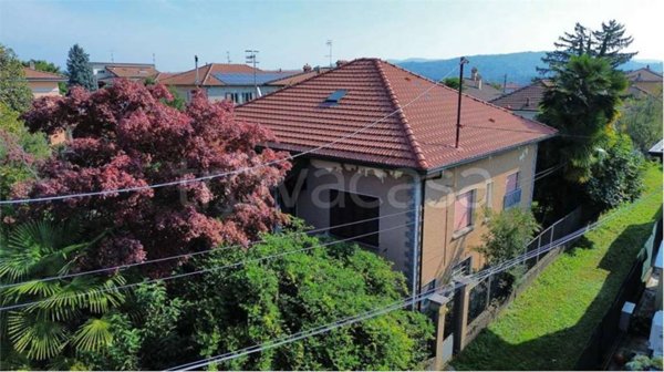 casa indipendente in vendita ad Angera