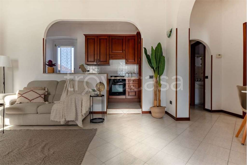 appartamento in vendita ad Angera