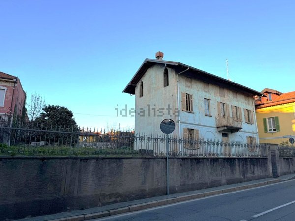 casa indipendente in vendita ad Angera