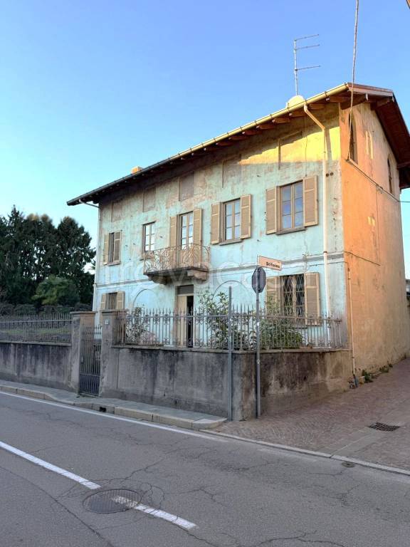 casa indipendente in vendita ad Angera