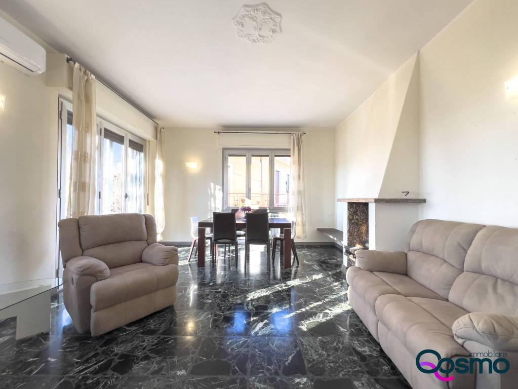 casa indipendente in vendita ad Angera