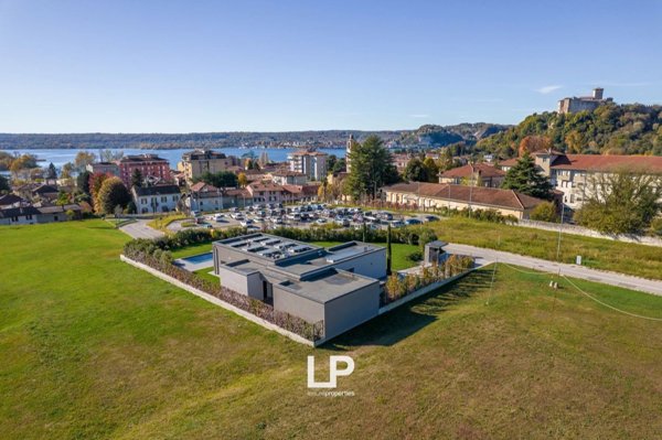 casa indipendente in vendita ad Angera