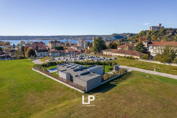 casa indipendente in vendita ad Angera