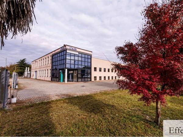 locale commerciale in vendita ad Angera