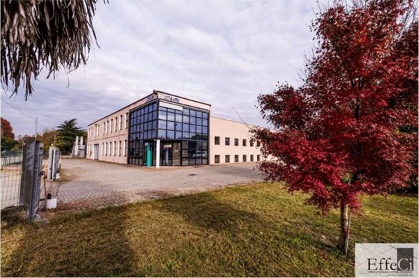 locale commerciale in vendita ad Angera