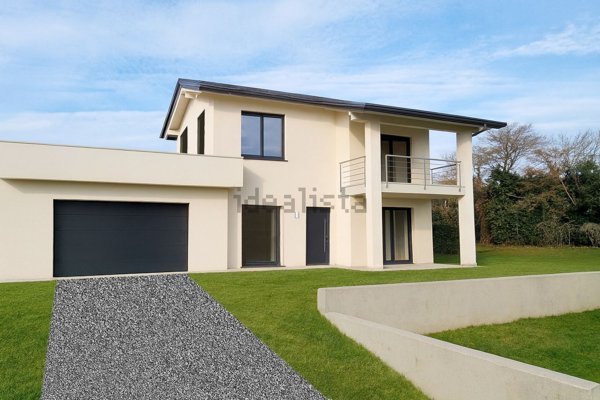 casa indipendente in vendita ad Angera