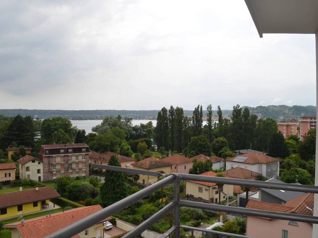 appartamento in vendita ad Angera