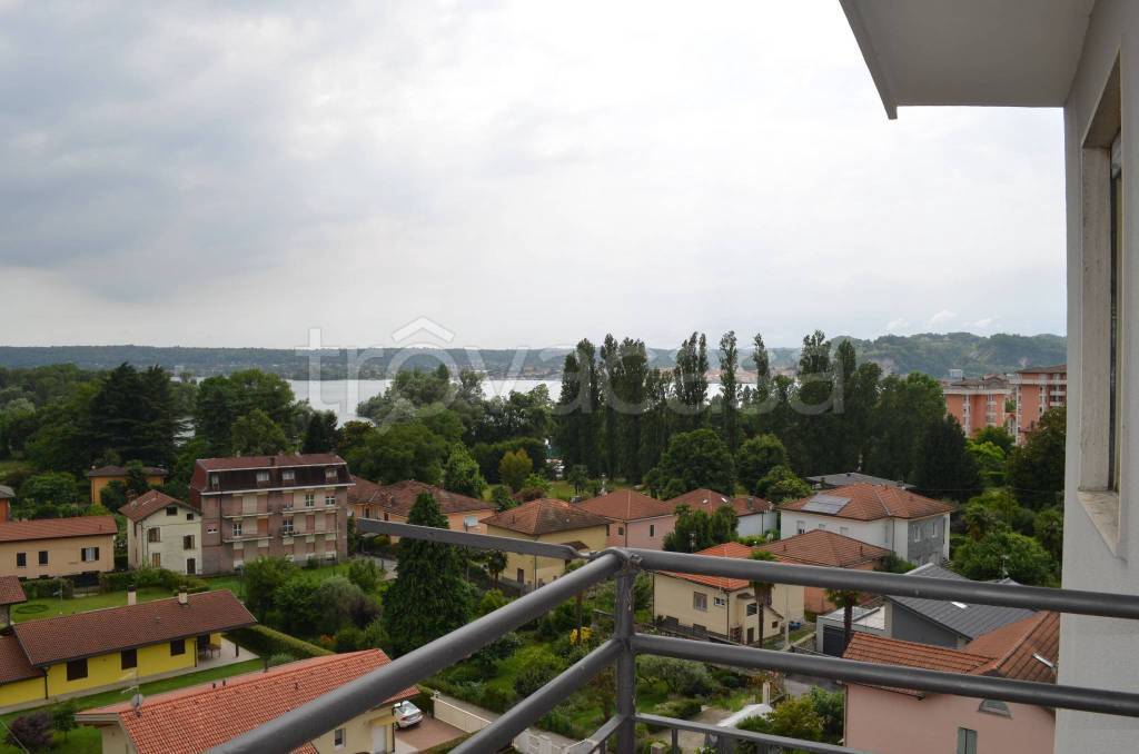 appartamento in vendita ad Angera