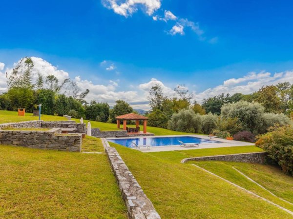 casa indipendente in vendita ad Angera